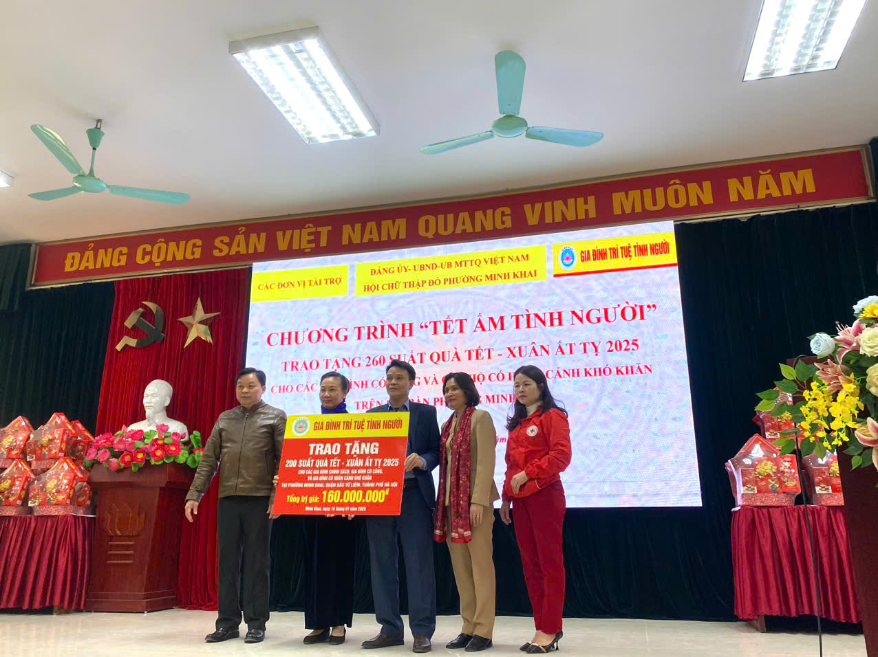 CHƯƠNG TRÌNH Gặp mặt tặng quà gia đình có công và các hộ gia đình – trẻ em có hoàn cảnh khó khăn trên địa bàn phường Minh Khai nhân dịp tết Nguyên đán Ất Tỵ 2025